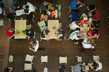 Republik Singapur  Menschen essen im People's Park Centre in Chinatown