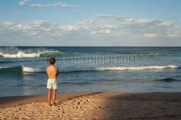 Sydney  Australien  Junger Mann am Strand von Manly