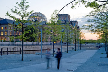 Berlin  Deutschland  Promenade am Spreeufer vorm Reichstag