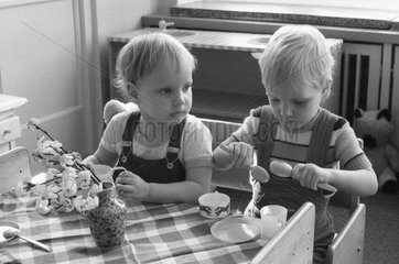 Berlin  DDR  Kleinkinder sitzen im Kindergarten zum Essen an einem Tisch