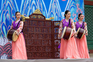 Seoul  Suedkorea  Taenzerinnen bei einem Trommelfestival