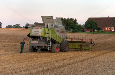 Penzlin  Deutschland  Landwirt wartet auf die Reparatur eines anderen Fahrzeugs