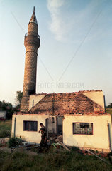 Kalesija  Bosnien und Herzegowina  zerstoerte Moschee