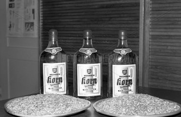 Dresden  DDR  Getreide und Flaschen mit Edelkornbrand der Spirituosenfabrik VEB Bramsch Dresden