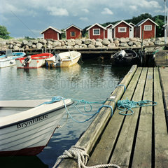 Kivic  Schweden  kleiner Hafen mit typischen Holzhaeusern