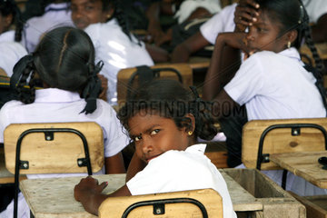 Vakarai  Sri Lanka  Maedchen auf der Schulbank