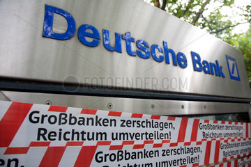 Berlin  Deutschland  Spruchband am Schaukasten einer Filiale der Deutschen Bank AG