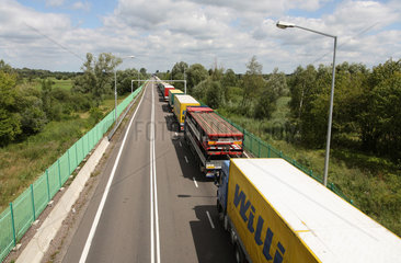 Koroszczyn  Polen  LKWs warten auf die Abfertigung bei der Ausfuhr