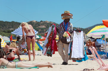 Santa Margherita di Pula  Italien  Mann verkauft Kleidung und Huete am Strand