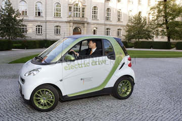 Berlin  Deutschland  Wirtschaftsminister Dr. Philipp Roesler  FDP  in einem Elektroauto
