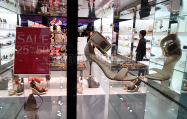Dubai  Vereinigte Arabische Emirate  Schlussverkauf in einem Schuhgeschaeft
