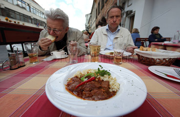 Budapest  Ungarn  Maenner essen Gulasch in einem Restaurant