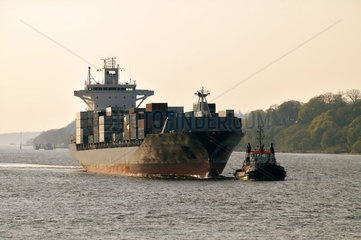 Hamburg  Deutschland  ein Containerschiff wird von einem Hafenschlepper gezogen