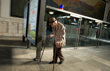 Basel  Schweiz  aelterer Mann auf dem Bahnhof