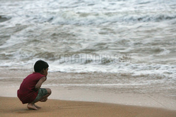 Wadduwa  Sri Lanka  Ein Junge am Strand des Indischen Ozeans