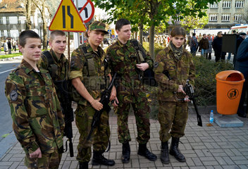 Kattowitz  Polen  uniformierte Gotchaspieler am Unabhaengigkeitstag