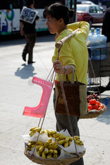 Shenzhen  China  eine Frau verkauft Obst und Gemuese im Zentrum von Shenzhen