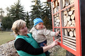 Neuhausen  Deutschland  Oma zeigt ihrem Enkel ein Insektenhaus