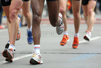 Berlin  Deutschland  Detailaufnahme  Beine von Marathonlaeufern