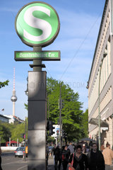Berlin  Deutschland  Schild S-Bahnhof Brandenburger Tor Unter den Linden