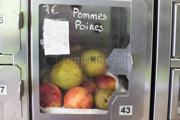 Food locker containing apples and pears in self-serve grocery