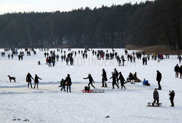 Berlin  Deutschland  Menschen auf der zugefrorenen Krumme Lanke