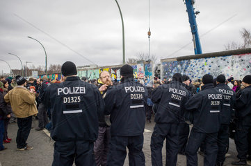 Berlin  Deutschland  Polizeiaufkommen an der East Side Gallery