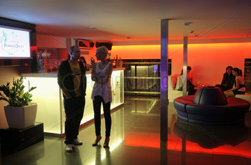 Warschau  Polen  Besucher in der Lounge des Nine Club