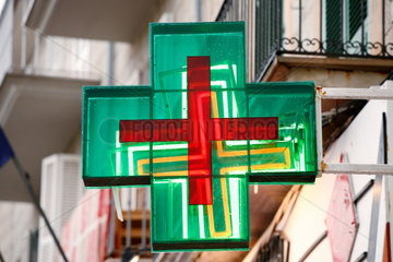Port de Soller  Mallorca  Spanien  gruenes Kreuz fuer eine internationale Apotheke