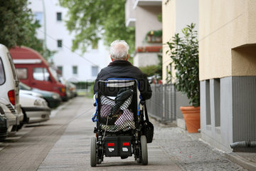 Berlin  Deutschland invalider Rentner im Rollstuhl