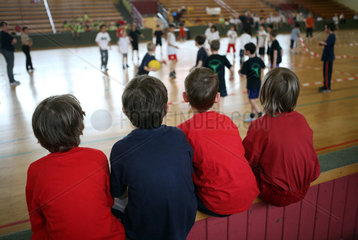 Berlin  Deutschland  Kinder schauen beim Voelkerballspiel in einer Turnhalle zu