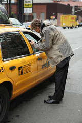 New York City  USA  ein Mann bezahlt ein Taxi