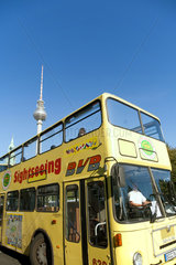 Berlin  Deutschland  Sightseeing-Bus vor dem Berliner Fernsehturm