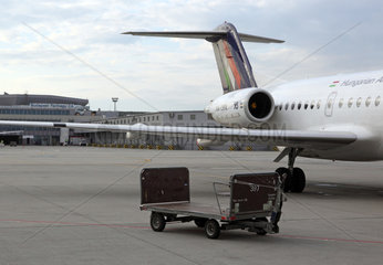 Budapest  Ungarn  leerer Kofferwagen vor einer Maschie der Fluggesellschaft Malev