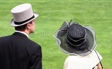 Ascot  Grossbritannien  Frau mit Hut und Mann mit Zylinder beim Pferderennen