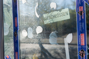 Berlin  Deutschland  Vandalismus an Schaufensterscheiben von Geschaeften