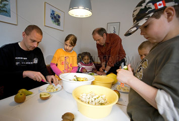 Norderney  Deutschland  Kinder und Vaeter beim gemeinsamen Kochen in der Lehrkueche