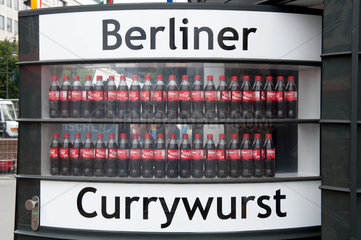 Berlin  Deutschland  ein Imbissstand mit der Aufschrift Berliner Currywurst und Cola-Flaschen im Fenster