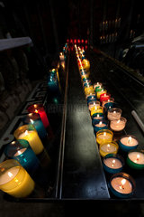 Sainte Anne d Auray  Frankreich  Kerzen in einer Wallfahrtskirche