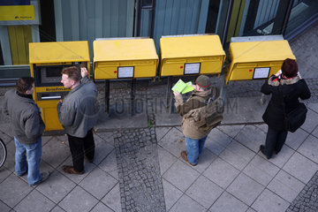 Berlin  Deutschland  Briefkaesten vor einer Post