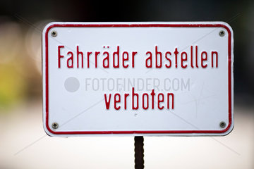 Berlin  Deutschland  Hinweisschild Fahrraeder abstellen verboten