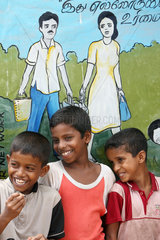 Batticaloa  Sri Lanka  Wandgemaelde mit Jungen im Vordergrund