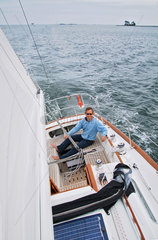 Daenemark  Segler auf einer Yacht auf auf der Ostsee bei der Insel Fuenen
