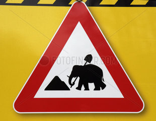 Potsdam  Deutschland  Achtungsschild  Elefant bei der Arbeit