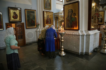 Minsk  Weissrussland  glaeubige alte Frauen in der Heiliggeist-Kathedrale