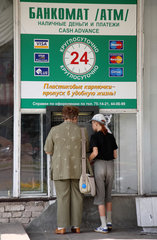 Grodno  Weissrussland  Menschen an einem Geldautomaten