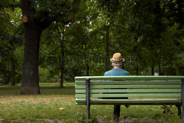 Berlin  Deutschland  Mann auf ein Parkbank