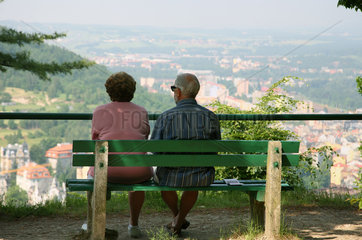 Karlsbad  Tschechische Republik  zwei Rentner auf einer Bank geniessen die Aussicht