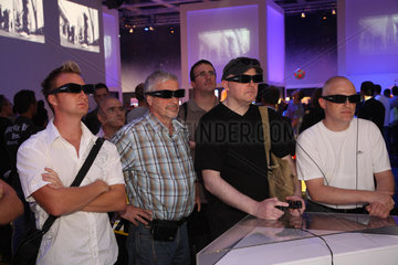 Berlin  Deutschland  Besucher auf der IFA mit 3D Shutterbrillen spielen PlayStation 3