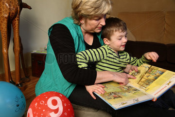 Neuhausen  Deutschland  Oma liest ihrem Enkel vor